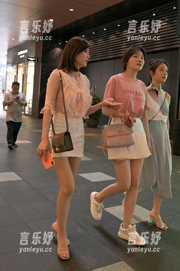 魔镜街拍为你奉上：热裤姑娘高清图册，这风景…我真不敢直视