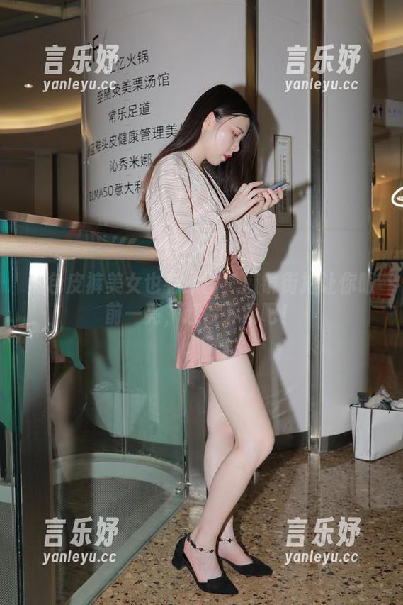 黑色皮裤美女也有原图！魔镜街拍让你眼前一亮，赶紧下载吧！